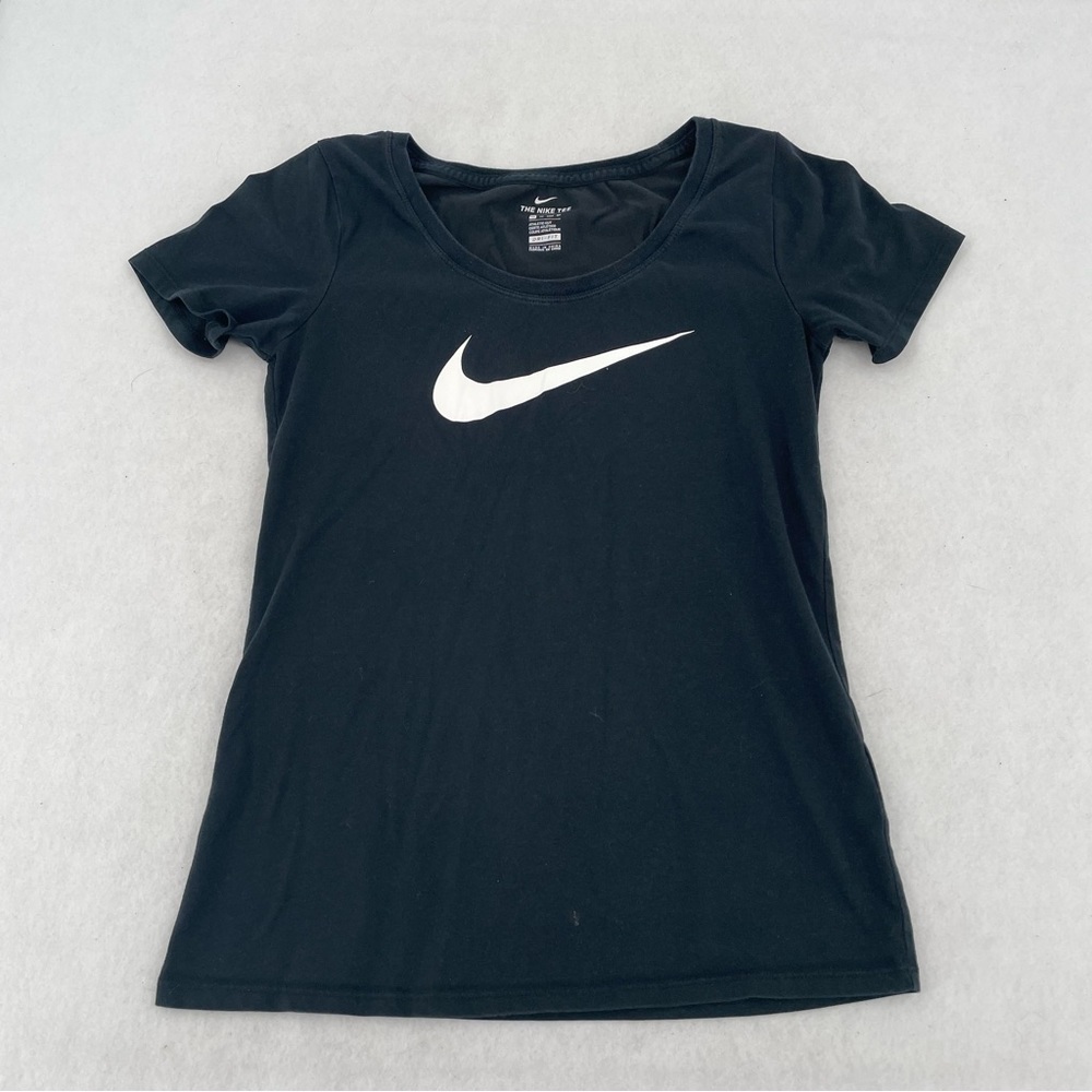 NIKE Women’s Black Swoosh short sleeved T-Shirt The Nike Tee size: XS